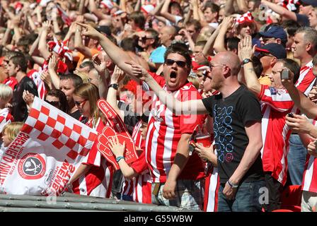 Calcio - Npower Football League 1 - finale Playoff - Huddersfield Town / Sheffield United - Stadio di Wembley. I tifosi di Sheffield United incoraggiano i loro piedi Foto Stock