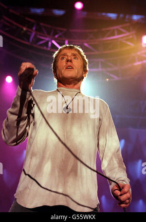 Roger Daltrey, cantante dei veterani rock band The Who, si esibisce sul palco della London Arena, a Londra. Foto Stock