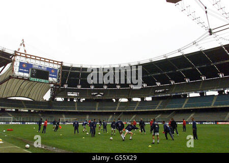 Il team inglese partecipa a una sessione di formazione allo Stadio delle Alpi di Torino. L'Inghilterra affronta l'Italia in un incontro amichevole. Foto Stock