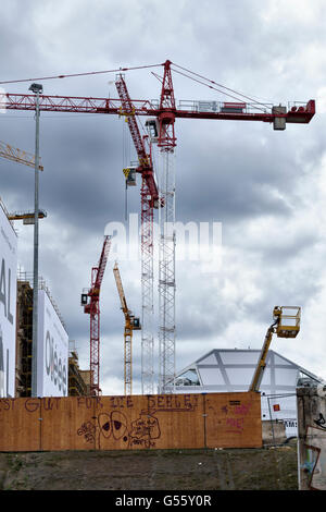 Berlino, Germania. Costruzione di gru possono essere visti in tutta la città come la costruzione e la riqualificazione di siti sono ovunque Foto Stock