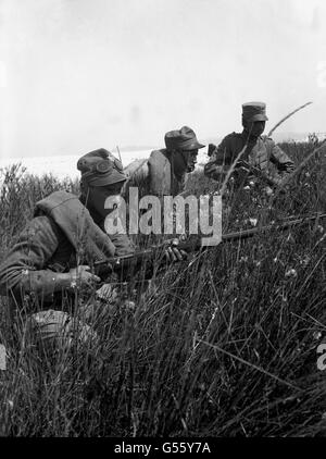 Le truppe belghe sono in procinto di entrare in azione. Foto Stock