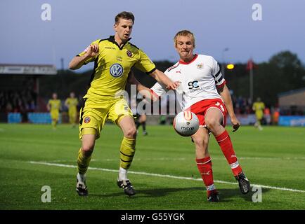 Mark Roberts di Stevenage e Chris Porter di Sheffield United (a sinistra) per la sfera Foto Stock