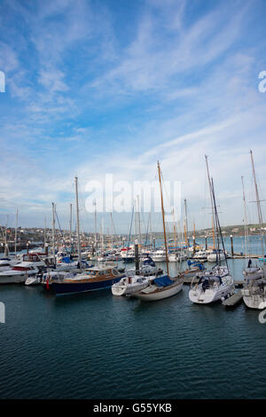 Barche ormeggiate nella Marina Falmouth. Foto Stock