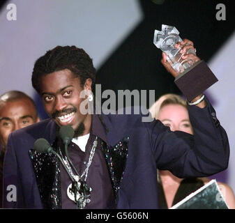 Beenie Man riceve il premio per il Best Reggae Act per il suo album 'Art and Life' al Music of Black Origin (MOBO) Award all'Alexandra Palace di Londra. 15/01/04: Reggae Act Beenie Man, il rapper vincitore di Grammy Beenie Man è in gravi condizioni dopo aver rotolato il suo Hummer 4X4 durante un primo viaggio di mattina in Giamaica. Il 30-year-old, che ha avuti due colpi della parte superiore dieci britannici, lesioni sostenute compreso le nervature rotte ed il suo naso quando il suo Hummer ha capovolto dopo corsa fuori una strada di Kingston, ha detto Clyde McKenzie, un esecutivo di Vibes sconvolgente, che produce una parte della musica dell'uomo di Beenie. Foto Stock
