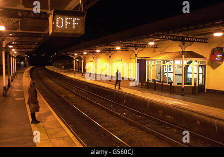 Strettamente per uso editoriale nel contesto della storia. Nessun uso satirico o umoristico. Scena presso la stazione termale di Cheltenham alle 6:03, il treno di Paddington è stato cancellato per le vittime della tragedia degli ultimi anni. *la mattina esattamente un anno dopo l'incidente, la stazione ferroviaria di Cheltenham in Gloucestershire era praticamente deserta. Foto Stock