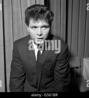 Il cantante pop Cliff Richard all'EMI House, Manchester Square, Londra, dove ha ricevuto un Silver Disc, premiato per il suo disco 'i Love You'. Foto Stock