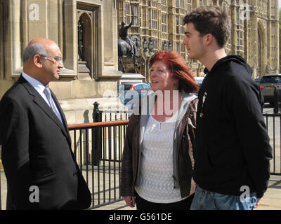 Richard o'Dwyer e sua madre Julia incontrando il presidente della commissione per gli affari interni Keith Vaz fuori dalle Camere del Parlamento nel centro di Londra. Le mosse per inviare uno studente britannico ad affrontare un processo in America per presunta violazione del copyright evidenziano problemi reali con il controverso trattato di estradizione con gli Stati Uniti, ha detto oggi Vaz. Foto Stock