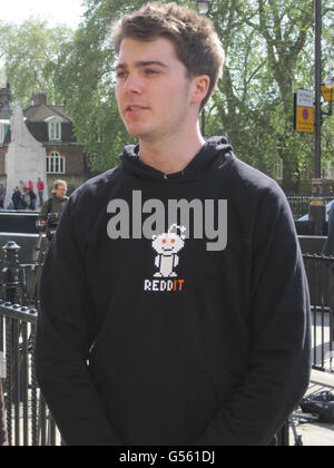 Richard o'Dwyer e sua madre Julia incontrando il presidente della commissione per gli affari interni Keith Vaz fuori dalle Camere del Parlamento nel centro di Londra. Le mosse per inviare uno studente britannico ad affrontare un processo in America per presunta violazione del copyright evidenziano problemi reali con il controverso trattato di estradizione con gli Stati Uniti, ha detto oggi Vaz. Foto Stock