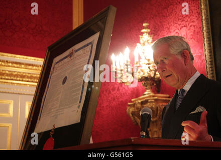 Il Principe del Galles fa un discorso alla reception per celebrare la concessione della carta reale all'Oxford Centre for Islamic Studies, presso il St James's Palace nel centro di Londra. Foto Stock