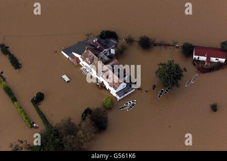 Il pub Anchor a Barcombe vicino a Uckfield nel Sussex orientale sul fiume Ouse che ha scoppiato le sue rive dopo 14 cm di pioggia è caduto durante la notte nelle zone di Kent e Sussex. * l'Agenzia dell'ambiente ha detto che più di 100 millimetri (3.9 pollici) di pioggia è caduto sull'isola di Wight, Hampshire, Sussex e Kent nelle ultime 24 ore e ha avvertito là è più da venire. Foto Stock