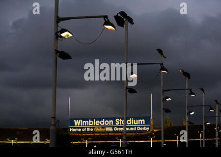 Vista generale della pista di levriero dello Stadio di Wimbledon con William Hill segnaletica Foto Stock