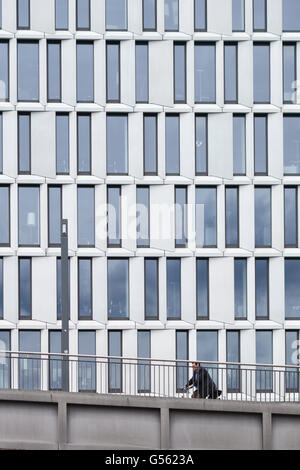 Berlino, Germania. Nuovi uffici e le passeggiate lungo il fiume sono state costruite lungo le rive del fiume Spree Foto Stock