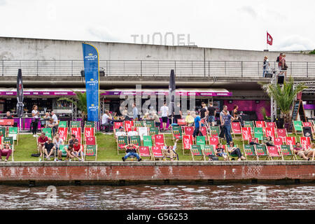 Berlino, Germania. Un bar sulle rive del fiume Spree attrae una folla rilassata dopo il lavoro Foto Stock