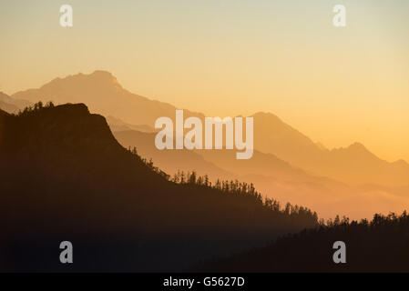 Il Nepal, Regione Occidentale, Ghode Pani, sul circuito di Annapurna - Giorno 14 - Da Ghorepani a Tikhe Dhunga - nebbia davanti alle montagne da Poon Hill Foto Stock