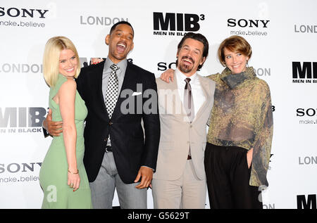 (Sinistra - destra) Alice Eve, Will Smith, Josh Brolin ed Emma Thompson ad una fotocall per il nuovo film Men in Black 3D al Dorchester Hotel di Londra. Foto Stock