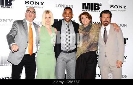 (A sinistra - a destra) Barry Sonnenfeld, Alice Eve, Will Smith, Emma Thompson e Josh Brolin in una fotocellula per il nuovo film Men in Black 3D al Dorchester Hotel di Londra. Foto Stock