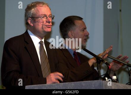 Il Segretario di Stato per la cultura, i media e lo sport Chris Smith ha tenuto un discorso con un interprete durante la conferenza RNID Hear per tutte le 2000 persone presso il Business Design Center di Islington, North London. Foto Stock