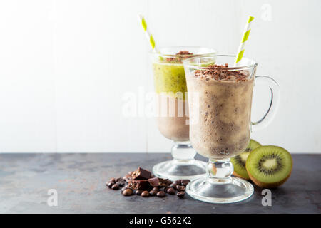 Due i frullati di cioccolato e banane e kiwi Foto Stock