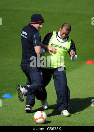 Cricket - LV= County Championship - Divisione uno - Warwickshire / Lancashire - giorno uno - Edgbaston. Steven Croft del Lancashire (a sinistra) e Ashwell Prince si riscaldano prima dell'inizio della giornata Foto Stock