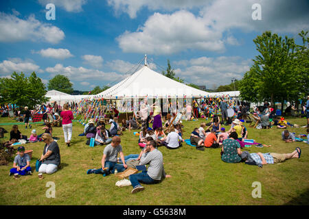 Vista generale delle persone che frequentano l'annuale la Hay Festival della letteratura e delle arti, 'Il Woodstock della mente", Hay on Wye, Powys, Wales UK Maggio-Giugno 2016 Foto Stock