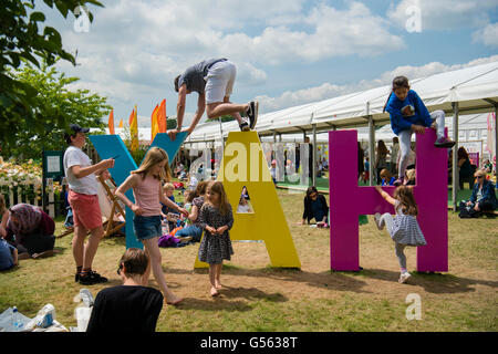 Vista generale delle persone che frequentano l'annuale la Hay Festival della letteratura e delle arti, 'Il Woodstock della mente", Hay on Wye, Powys, Wales UK Maggio-Giugno 2016 Foto Stock