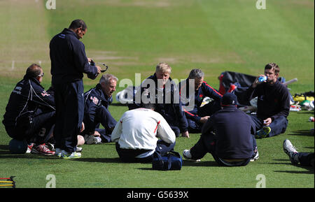 Cricket - LV= County Championship - Divisione uno - Warwickshire / Lancashire - giorno uno - Edgbaston. Il capo allenatore del Lancashire Peter Moores (3° a sinistra) fa un colloquio di squadra con il capitano Glen Chapple prima dell'inizio della giornata di gioco Foto Stock