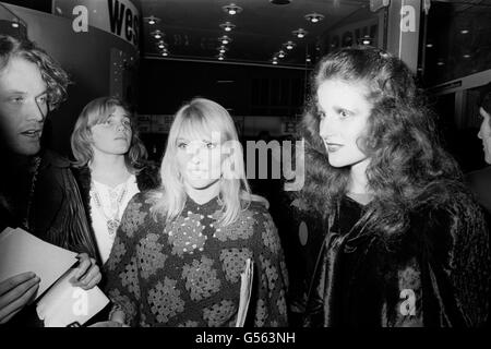 Gli ospiti che arrivano al Warner West End Theatre per partecipare La prima del film Performance con James Fox e. Mick Jagger Foto Stock