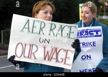 Gli equipaggi di cabina di Aer Lingus hanno bloccato in una disputa di pagamento con Aer Lingus, picket fuori dell'aeroporto di Dublino, poiché il loro sciopero di un giorno ha costretto la compagnia aerea ad annullare i 200 voli del giorno. A più di 20,000 passeggeri sono stati offerti servizi di viaggio alternativi o rimborsi. * dalla compagnia aerea, che è destinato a perdere circa IR 2 milioni a causa dello sciopero. Foto Stock