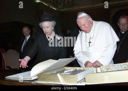 Gli scambi della Regina Elisabetta II in Gran Bretagna si presentano con Papa Giovanni Paolo II durante un'udienza in Vaticano a Roma, Italia. *vestita di nero e con un velo, la Regina è stata accolta dal leader di 80 anni della Chiesa Cattolica Romana alla porta del suo studio. Nel corso di un incontro privato della durata di 20 minuti, si pensa che abbiano discusso dei progressi verso l'unità dei cristiani e delle difficoltà nell'Irlanda del Nord. La Regina è arrivata a Roma lunedì all'inizio di quattro giorni di visita di Stato in Italia. Foto Stock