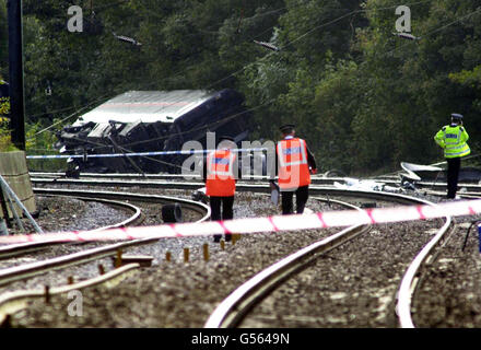 La scena vicino Hatfield in Hertfordshire dopo un treno ad alta velocità deragliato e almeno un pullman rovesciato. Si pensa che almeno quattro persone siano morte, e oltre a 19 vittime gravi, i servizi di emergenza sulla scena hanno riferito 80 feriti a piedi. * dopo una parte degli otto treni in pullman dal treno GNER che viaggava dalla King's Cross di Londra a Leeds uscì dalla linea. Foto Stock