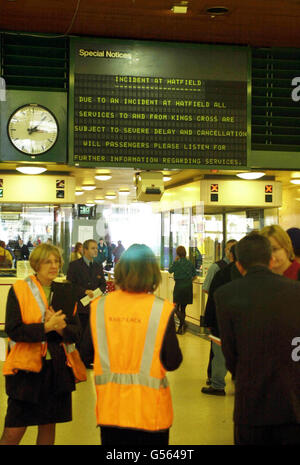 Il personale della ferrovia alla stazione di Leeds, a disposizione per rispondere alle domande dopo il crash del treno a Hatfield, Hertfordshire. Si ritiene che siano morte almeno quattro persone e, oltre a 19 gravi vittime, i servizi di emergenza sulla scena hanno riportato 80 feriti a piedi. * dopo una parte degli otto treni di autobus da GNER che viaggiavano da King's Cross a Leeds, la linea è uscita. Foto Stock