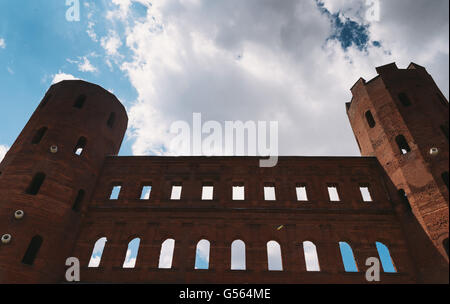 Il Torino Porta Palatina gate è uno dei meglio conservati di BC gateway romana nel mondo. È ora parte del cosiddetto arco Foto Stock