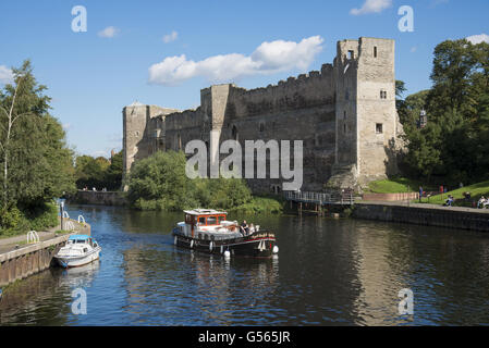 Chiatta a vela Castello passato, Newark Castle, Fiume Trent, Newark-on-Trent, Nottinghamshire, Inghilterra, Settembre Foto Stock