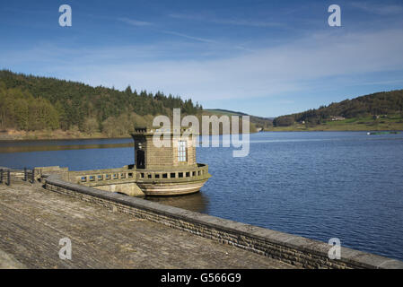Vista del serbatoio e la diga del serbatoio Ladybower, Peak District N.P., Derbyshire, Inghilterra, Aprile Foto Stock