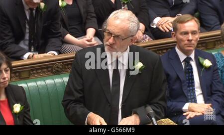 Leader laburista Jeremy Corbyn parla alla Camera dei Comuni di Londra, come MPs si riuniscono per rendere omaggio al lavoro MP Jo Cox. Foto Stock