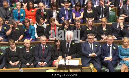 Leader laburista Jeremy Corbyn parla alla Camera dei Comuni di Londra, come MPs si riuniscono per rendere omaggio al lavoro MP Jo Cox. Foto Stock