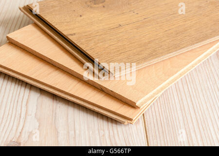 Pezzi di pavimento in laminato di legno pronti per essere posati Foto Stock