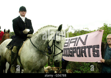 Un cacciatore di volpi passa un pacifico protester di caccia a Chiddingstone, Kent. Circa 20 uomini e donne, tutti con balaclavi neri e uniformi da combattimento nere hanno provato a fermare l'Old Surrey Burstow & West Kent Hunt circa mezz'ora dopo l'inizio. * con l'intenzione di protestare contro lo sport del sangue il primo giorno ufficiale della stagione di caccia alla volpe. Foto Stock