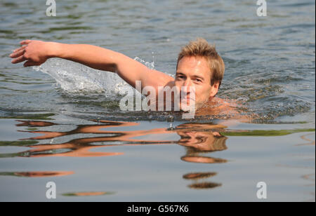 L'avventuriero ben Fogle nuota nella serpentina di Hyde Park a Londra, dopo aver annunciato il suo tentativo di nuotare attraverso l'Oceano Atlantico. Foto Stock