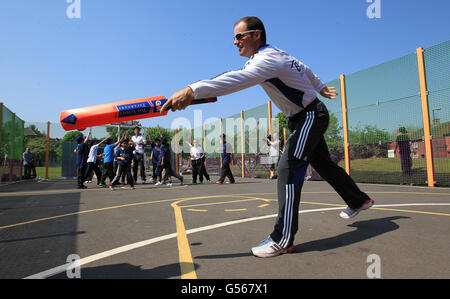 Il capitano della partita inglese Andrew Strauss conduce una sessione di coaching con alcuni dei giovani del centro di Nottingham all'area dei giochi multiuso di Bridlington Street, Nottingham. Foto Stock