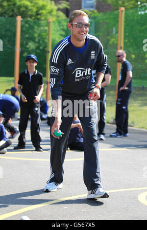 Inghilterra Twenty20 capitano Stuart Broad durante una sessione di coaching con alcuni dei giovani del centro di Nottingham alla Bridlington Street Multi-Use Games Area, Nottingham. Foto Stock