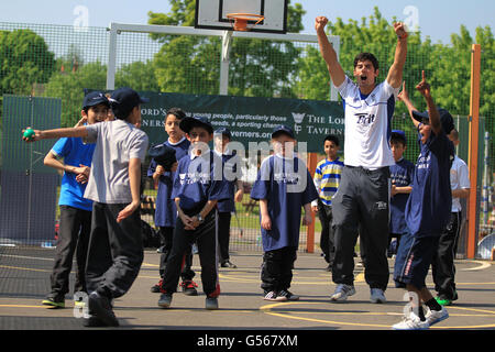 Inghilterra un giorno il capitano internazionale Alastair Cook durante una sessione di coaching con alcuni dei giovani del centro di Nottingham all'area dei giochi multiuso di Bridlington Street, Nottingham. Foto Stock