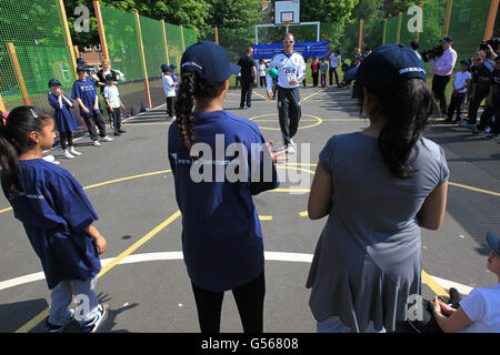 Il capitano della partita inglese Andrew Strauss conduce una sessione di coaching con alcuni dei giovani del centro di Nottingham all'area dei giochi multiuso di Bridlington Street, Nottingham. Foto Stock