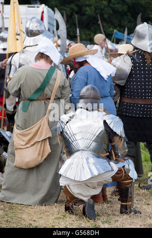 Tewkesbury, Regno Unito-Luglio 17, 2015: inginocchiarsi soldato in armatura dietro reenactors il 17 luglio 2015 a Tewkesbury Festival medievale Foto Stock