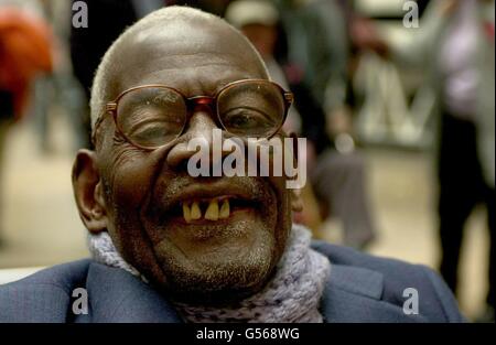 Nerukizedki Sempira, veterano della Guerra ugandese di 116 anni, durante una cerimonia al Museo della Guerra Imperiale di Lambeth, a sud di Londra, come parte del giorno dell'Armistace. Ospite d'onore che ha servito con i fucili africani del re durante la prima guerra mondiale. Foto Stock