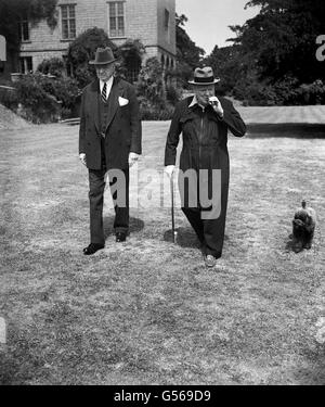 Il primo ministro Winston Churchill, che soffia un sigaro, nei terreni della sua casa, Chartwell a Westerham, Kent. Foto Stock