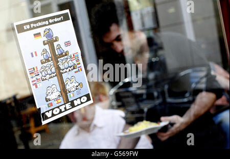 Un poster che sostiene il no vota è appeso al ristorante di proprietà di TD Mick Wallace nel prossimo referendum sul trattato fiscale. Foto Stock