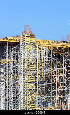 Incompleta e moderno edificio in costruzione con i ponteggi dettaglio Foto Stock