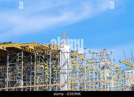 Incompleta e moderno edificio in costruzione con i ponteggi dettaglio Foto Stock