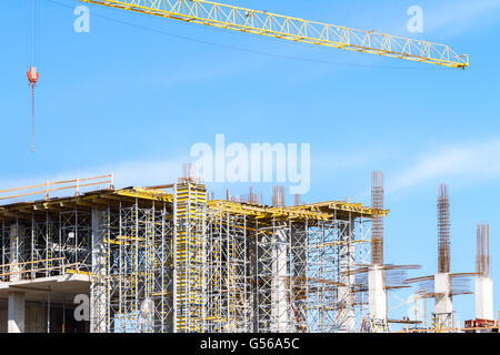 Incompleta e moderno edificio in costruzione con i ponteggi dettaglio Foto Stock